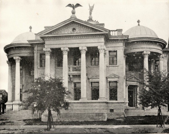 照片中是位在美國休士頓的卡內基圖書館。Andrew Carnegieg資助了許多美國圖書館，因為他相信知識和教育屬於公共財產。圖片來源：原文出處