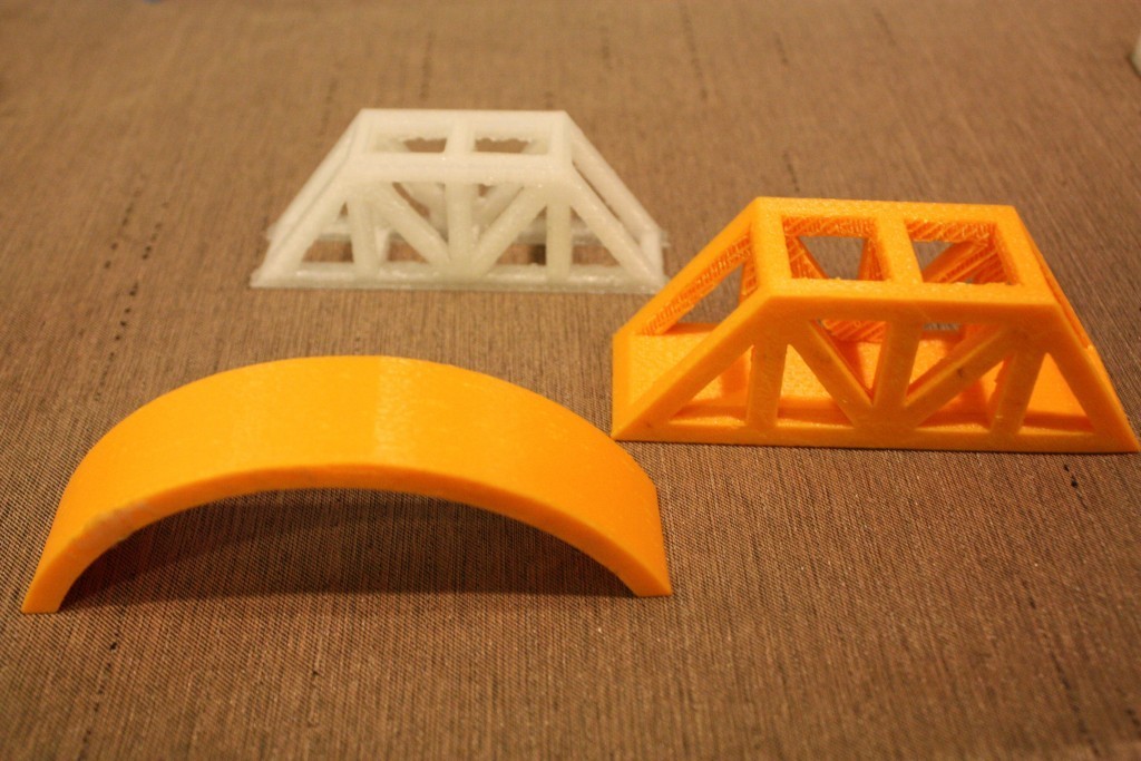 中山國中學生3D列印不同結構的橋梁。