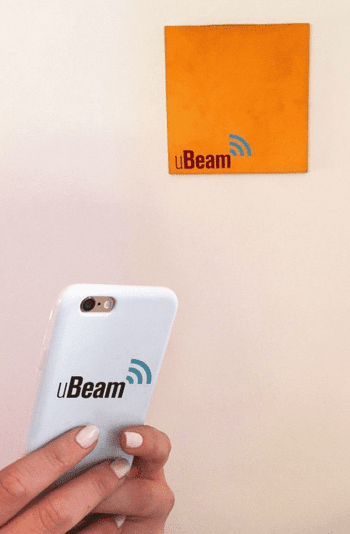 uBeam 的無線充電套與牆上的發射器 photo via TechCrunch