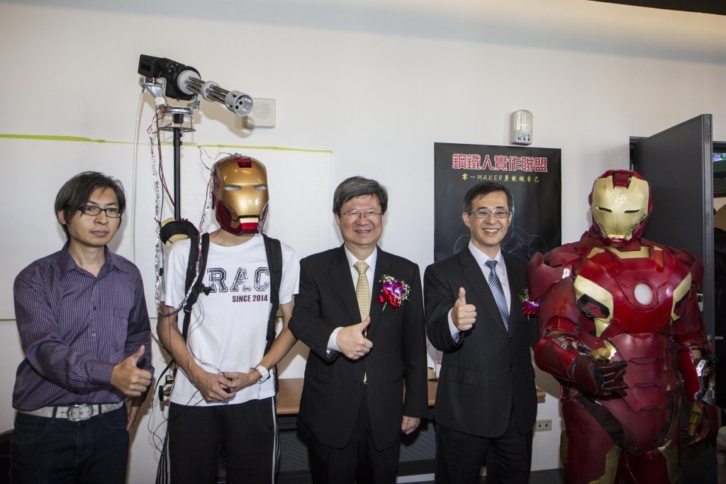 圖三：教育部部長吳思華（圖中者）、臺北科大校長姚立德（右2）、鋼鐵人自造團隊召集人蔡政和（左1）、穿戴智慧型頭盔之鋼鐵人（右1）與智慧頭盔（左1）合影