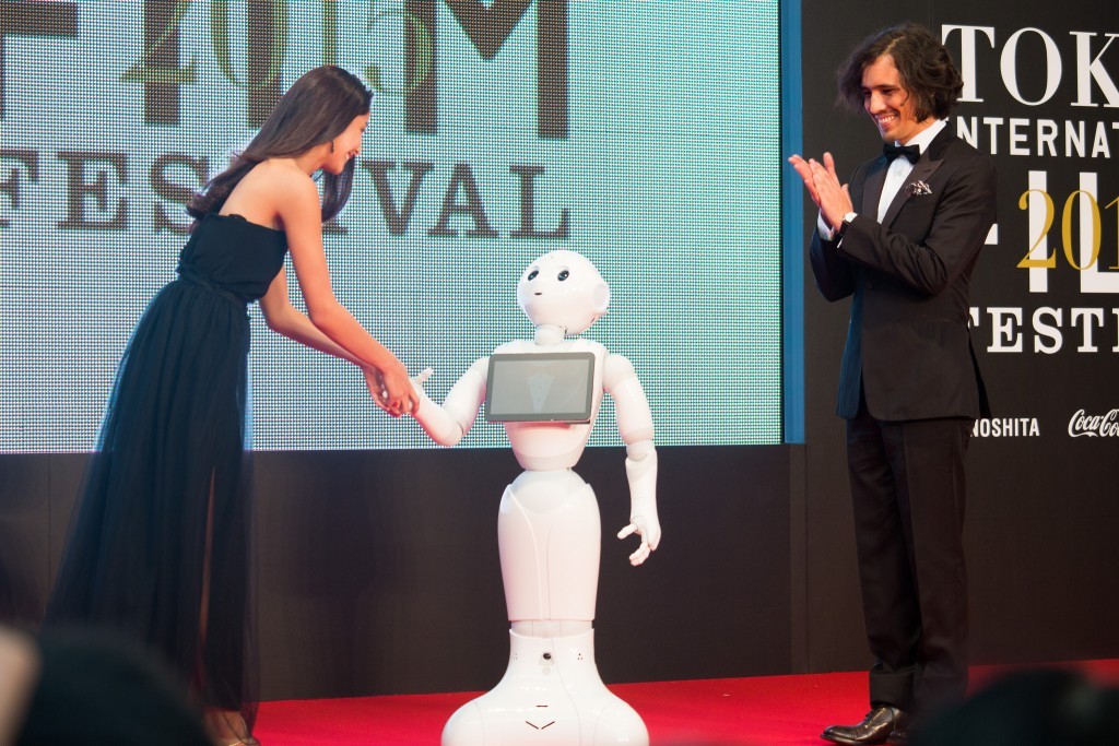 Pepper 是一款由軟銀與 Aldebaran Robotics 合力開發、鴻海代工的人型機器人（Photo via Dick Thomas Johnson@flickr, CC License）