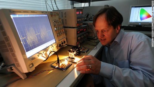 Harald Hass 教授進行 Li-Fi 研究。圖片來源：PureLiFi