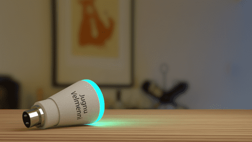 Velmenni 團隊研發出的 Jugnu 智慧 LED 燈泡。圖片來源：Velmenni 截圖