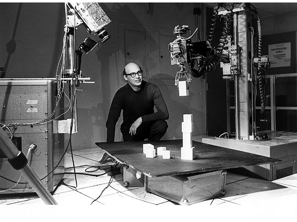 Marvin Minsky 1970 年在 MIT 實驗室留影。 Photo via MIT