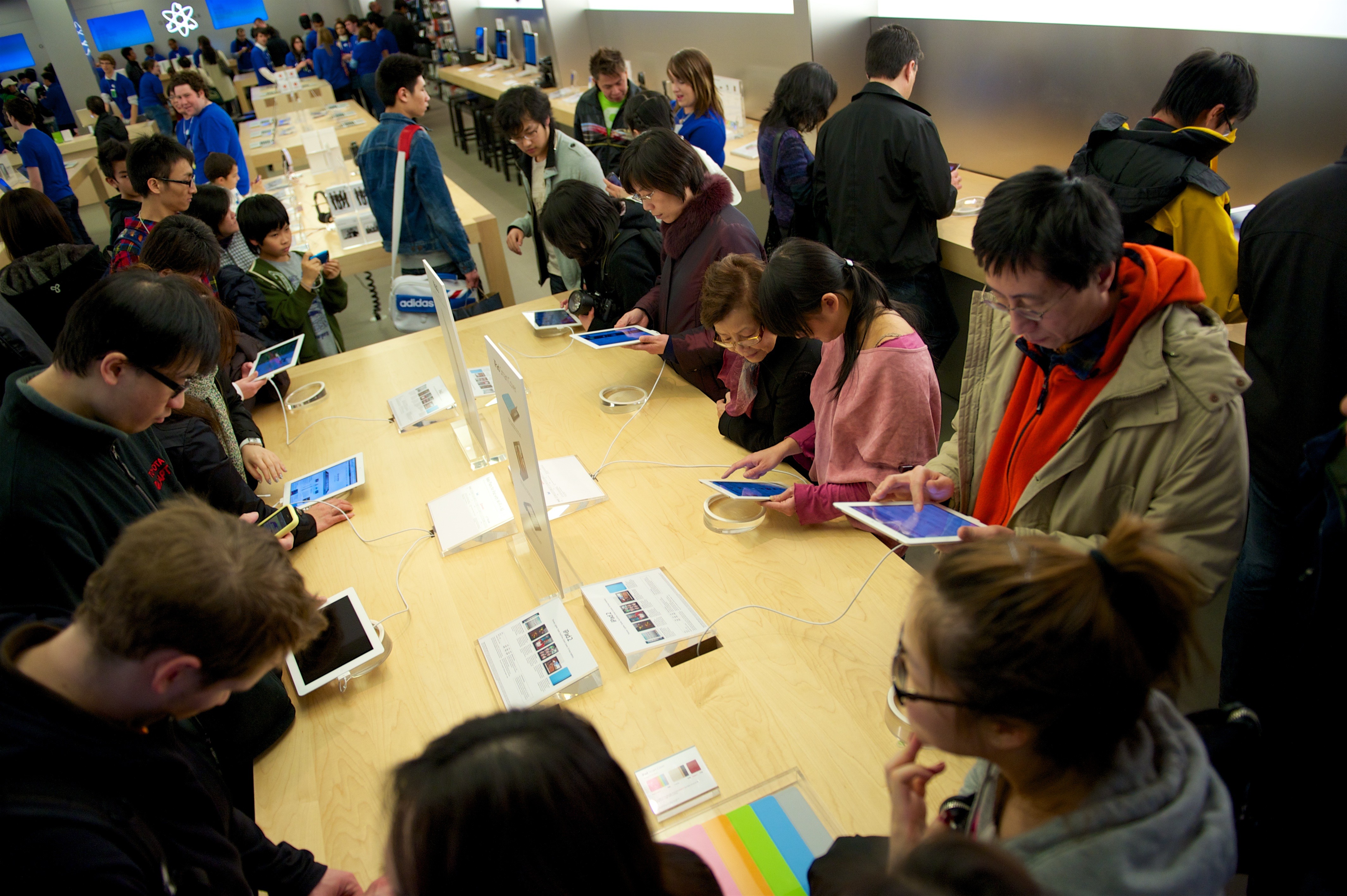 Apple Store 的展示桌總是聚集了試玩的人潮（照片片提供：Michael）