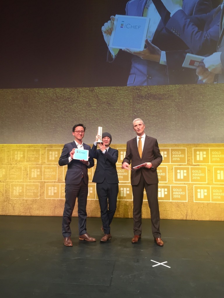 iCHEF POS App 榮獲 2016 德國 iF 傳播設計類最高肯定金獎（左起 iCHEF 共同創辦人程開佑、設計總監張藝瀚與 iF CEO Ralph Wiegmann）