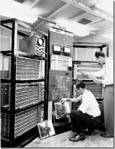 貝爾實驗室推出第一台 TRADIC 電腦。photo via: wikipedia