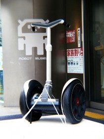 展示於日本名古屋博物館中的 Segway。 圖片來源：Wikipedia