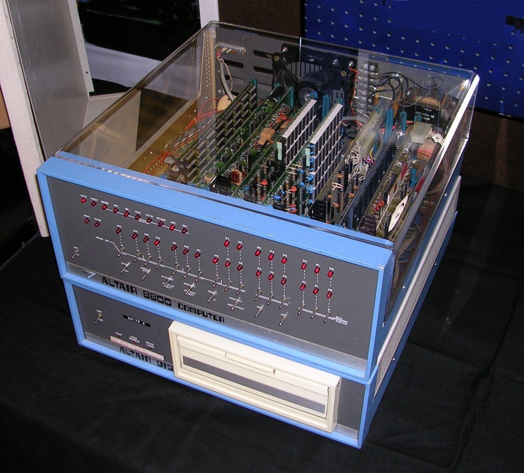 Altair 8800 電腦。因其廣泛的性能擴充可能性而廣受玩家們歡迎。 圖片來源：Wikipedia