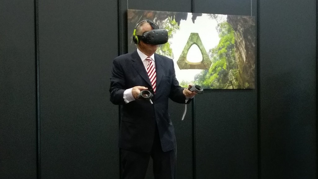 瑞士聯邦前總統阿道夫‧奧吉（Adolf Ogi）今（3）日率領亞洲新興市場經貿團參訪 HTC 新店總部，親自體驗 HTC Vive 的創新科技。