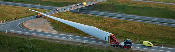 丹麥 SSP 科技公司把長達 83.5m 的風機葉片運到蘇格蘭組裝。圖片來源：SSP Technology