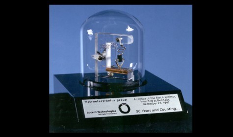 封面圖片來源：在貝爾實驗室發明的第一個電晶體之複製品（photo via  Ragesoss@wikimedia, CC License）