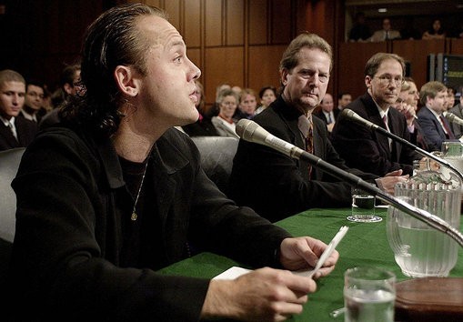 Metallica 鼓手在與 Napster 的訴訟法庭上發言。 圖片來源： This Day in Tech History