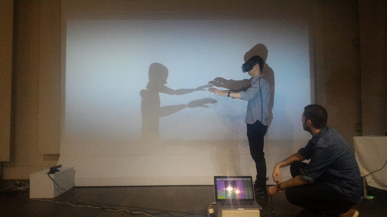 《手語詩吟唱：無聲的發言》戴上 VR 裝置後，和虛擬角色的互動轉變（圖片來源：百工裡的人類學家）