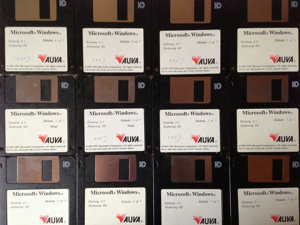 Windows 3.1 的 3.5 吋軟碟安裝片。一套系統安裝片共需 7 片軟碟儲存。 圖片來源：Mattle Japp @ Flickr, CC licensed.