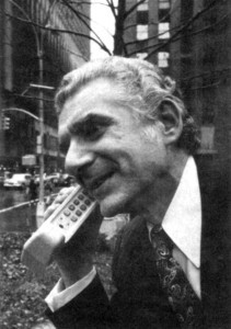 Cooper 在紐約第六大道上，撥出第一通行動電話。圖片來源：thisdayintechhistory.com