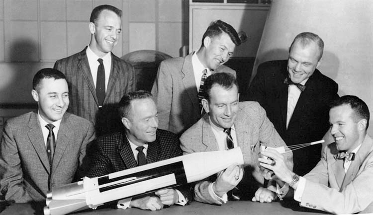 1962 年的「水星 7 人組」：（左至右）Grissom、 Shepard、 Carpenter、 Schirra、 Slayton、 Glenn 和 Cooper。圖片來源：Wikipedia