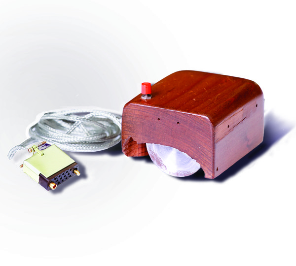 Englebart 博士所設計出的第一款滑鼠。 圖片來源：Wikipedia
