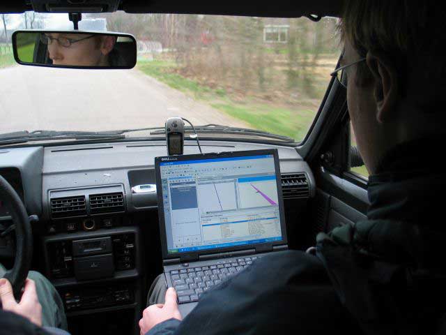 利用 GPS 接收器與電腦連接的衛星導航使用者。 圖片來源：Wikipedia