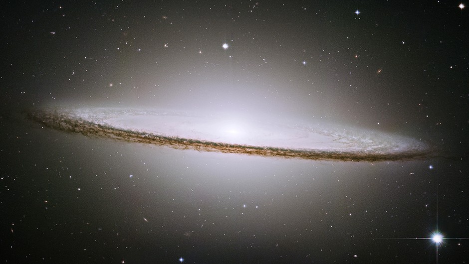 2003 年由哈伯望遠鏡所拍攝的「草帽星系（Sombrero Galaxy）」。圖片來源：NASA