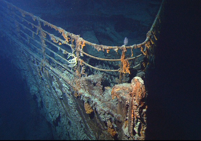 鐵達尼號船首殘骸。鐵達尼號的殘骸一直到了 1985 年才終於被尋獲。 圖片來源：Wikipedia