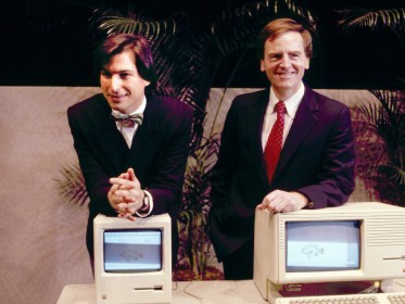 Steve Jobs （左）與 John Sculley 於 1984 年的 Macintosh 發表會。 圖片來源：Business Insider 
