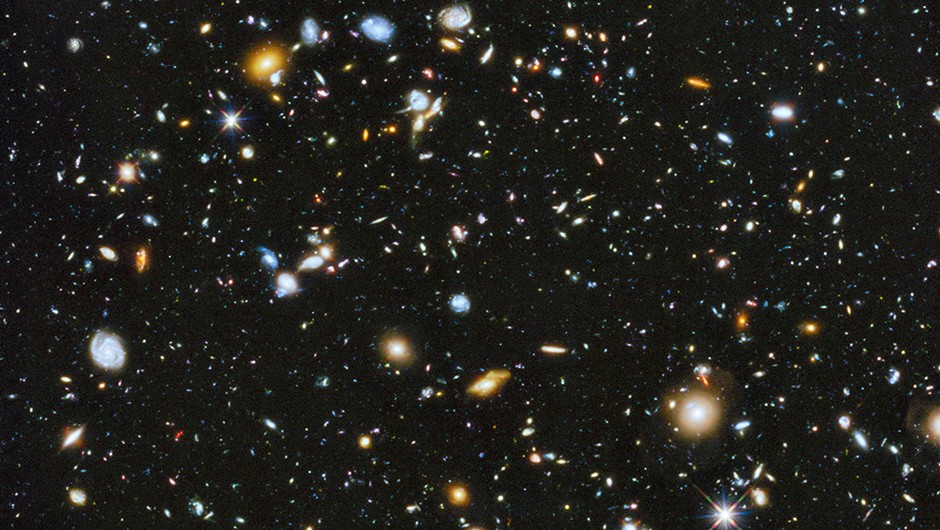哈伯望遠鏡最著名的相片之一，於 2014 年攝向宇宙深處的 「哈伯深領域 Hubble Ultra Deep Field 」。相片中的每一光點都是一整個星系。 圖片來源： NASA
