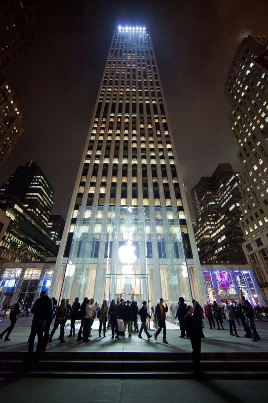 Apple 立方店和其後方雄偉的 GE 大樓。 圖片來源：Getty Images