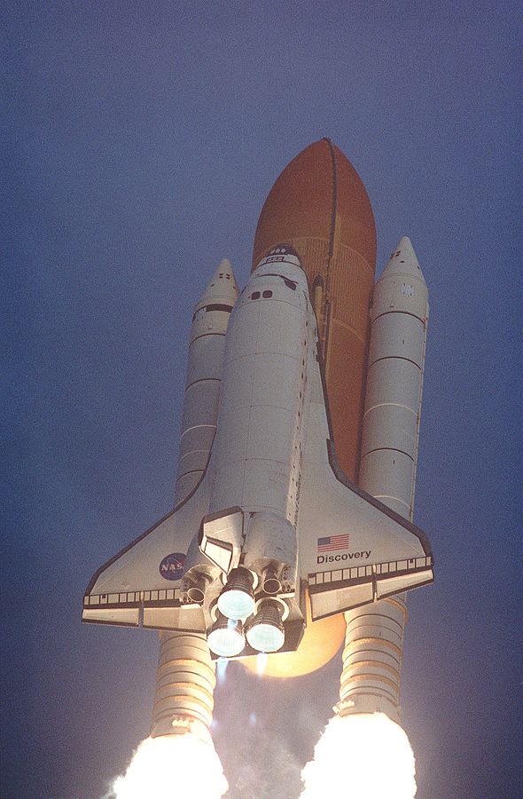 剛剛升空的「發現號太空梭」。圖片來源：Wikipedia