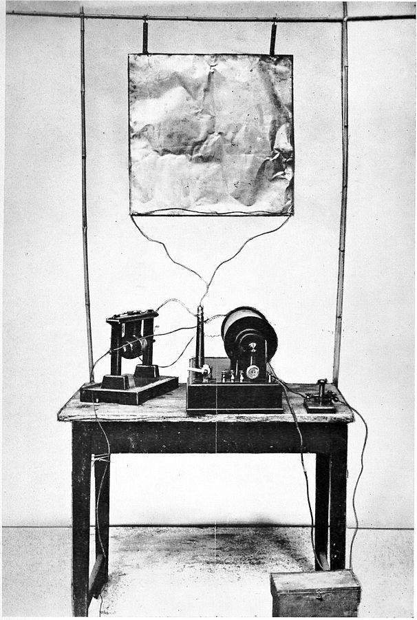 馬可尼在閣樓打造的無線電設備，圖片來源：Wikipedia。