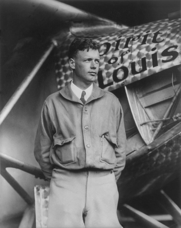Charles Lindbergh 和他駕駛飛越大西洋的「聖路易精神號」。 圖片來源：Wikipedia