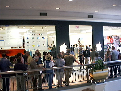 Apple Store 於泰森斯角中心的開幕人潮，圖片來源：Wikipedia。