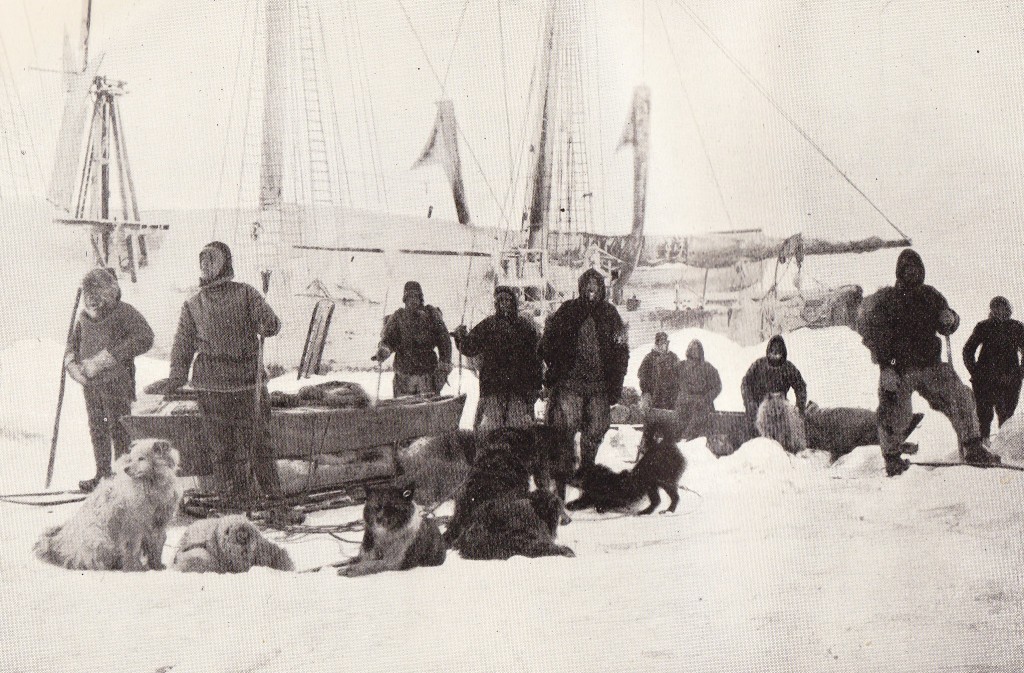 Nansen 的團隊與後方的「前進號」，圖片來源：Wikipedia。