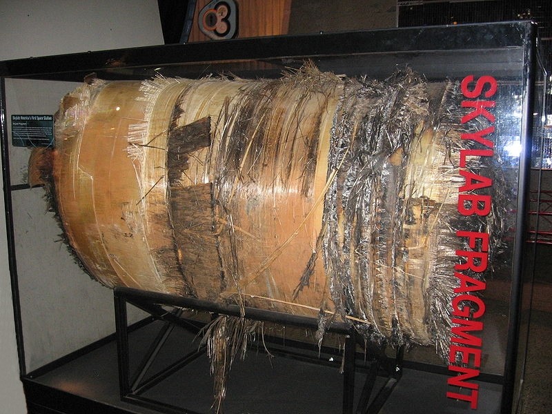 展示於美國「太空與火箭中心」的天空實驗室一塊最大的碎片之一。這是天空實驗室上六個氧氣箱（air tank）的其中一個，被發現於西澳小鎮 Rawlina。 圖片來源：Wikipedia