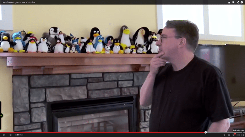 Linus Torvalds 以及他辦公室內滿滿的企鵝娃娃。 圖片來源：Youtube