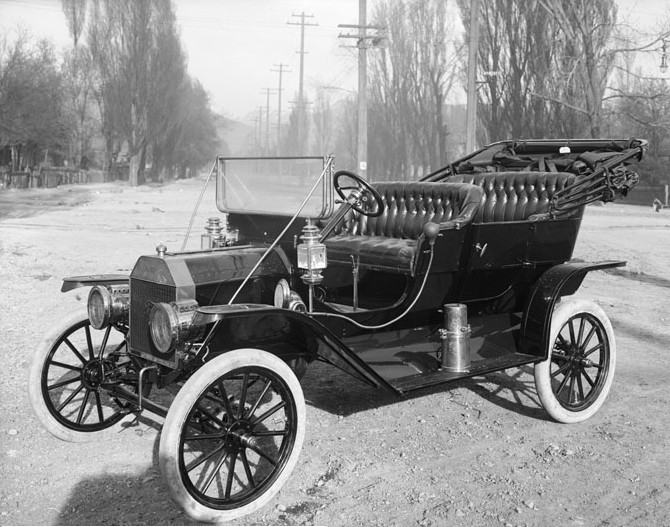 福特汽車的第一款暢銷車 T 型車，它幾乎也是史上第一台受到歡迎的量產汽車。 圖片來源：Wikipedia