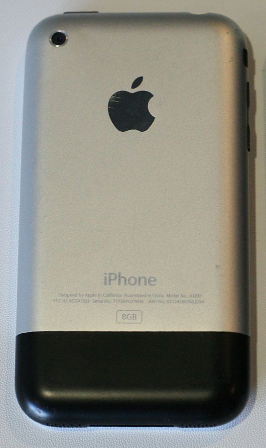 初代 iPhone 的背面，可以看到底部有段塑料結構。 圖片來源：Wikipedia