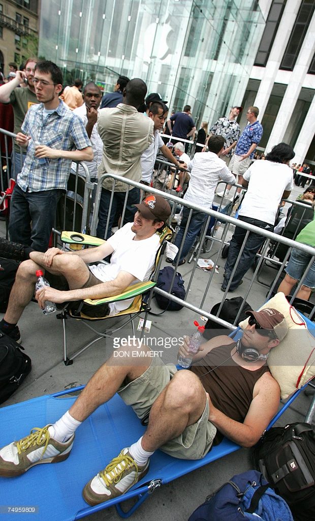 開賣當天，在蘋果紐約旗艦店外排隊的民眾。 圖片來源：Getty Images