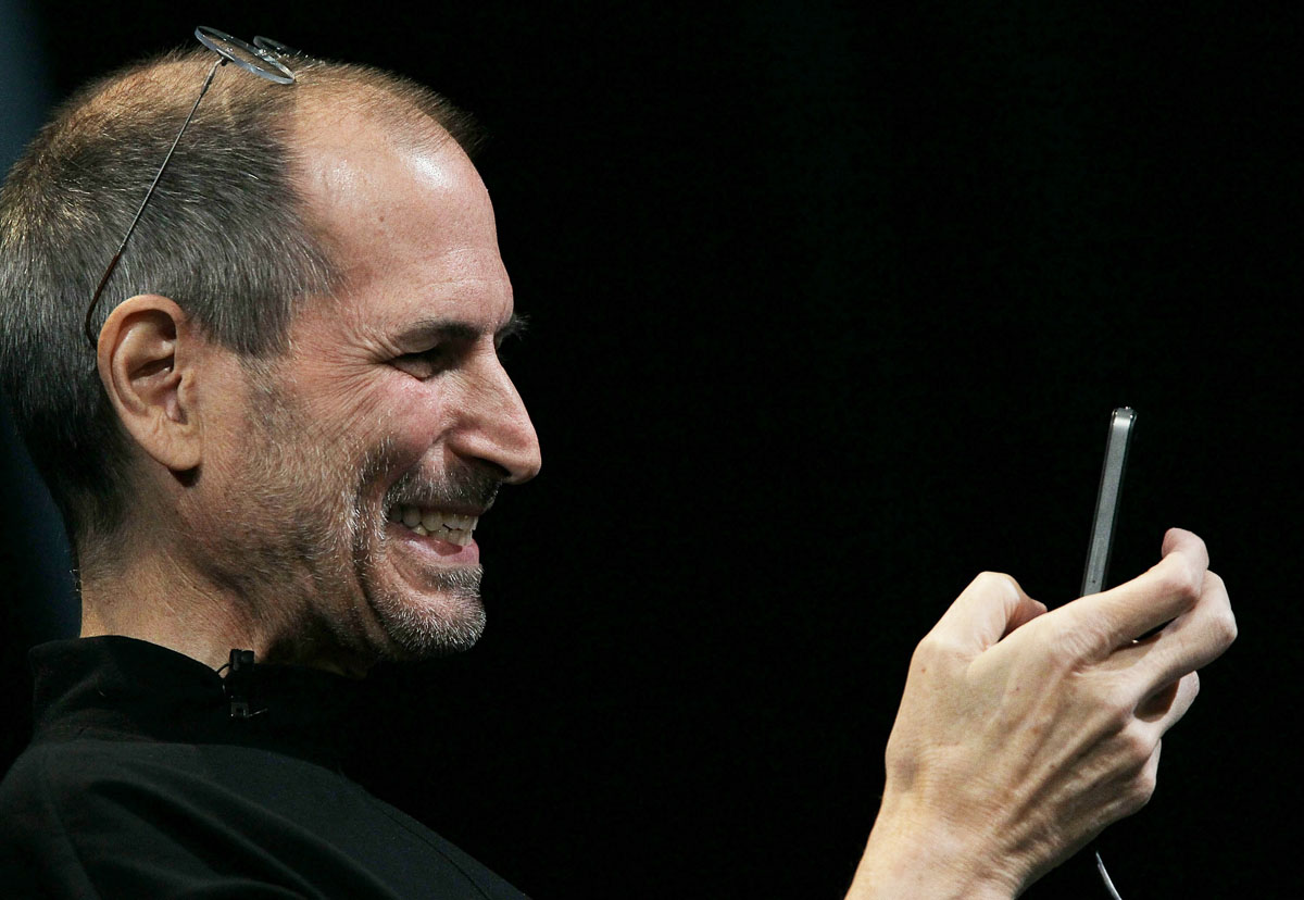 封面圖片來源：2010 Steve Jobs 在發表會上使用 iPhone 4 展示 FaceTime。(Photo by Justin Sullivan/Getty Images)