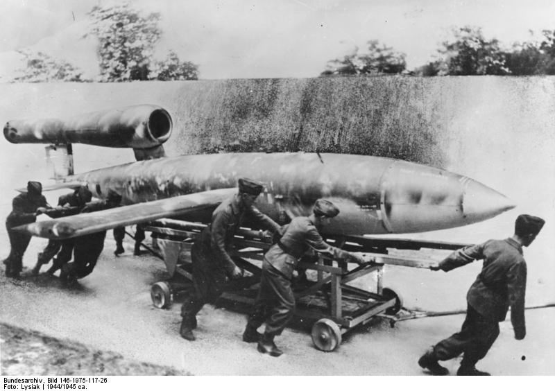 拖行著一顆 V-1 飛彈的德軍。 圖片來源：Wikipedia