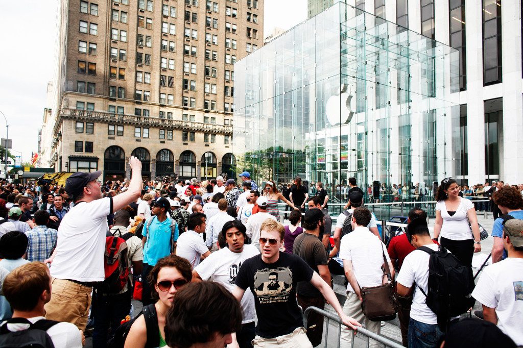 開賣當天，聚集在蘋果紐約旗艦店外的人潮。 圖片來源： Getty Images