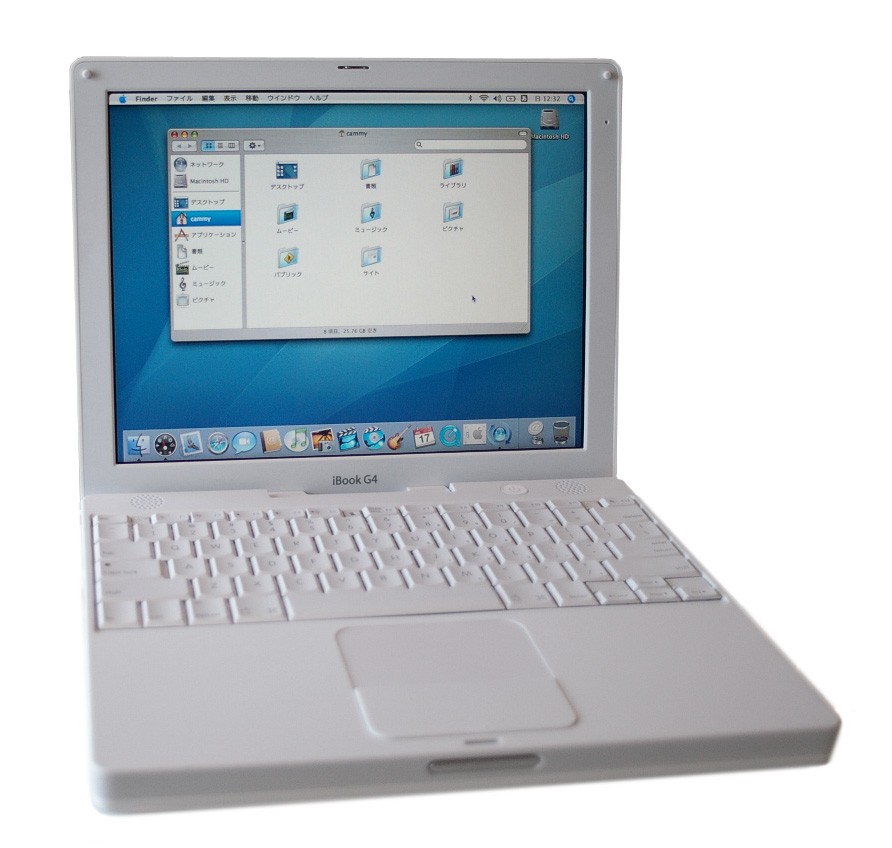 第三代、使用了最新 G4 晶片的 iBook G4。只有第一代 iBook 是設計為蚌殼狀。 圖片來源：Wikipedia