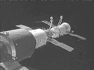 正在嘗試與「聯盟 10 號」進行對接的「禮炮 1 號」太空站。 圖片來源：Wikipedia