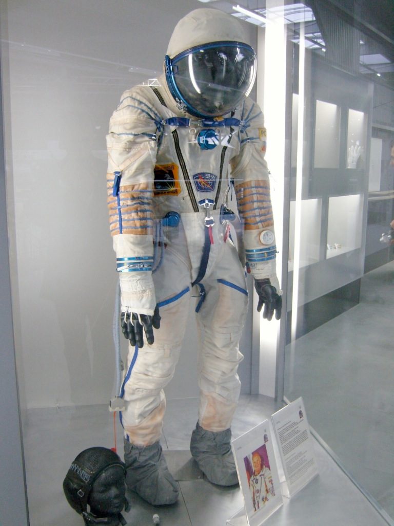 蘇聯於 1973 年啟用的太空人艙內太空衣，便是為了預防像「聯盟 11 號」這般的事故再度發生。這套太空衣甚至一職沿用到了今天。 圖片來源：Wikipedia
