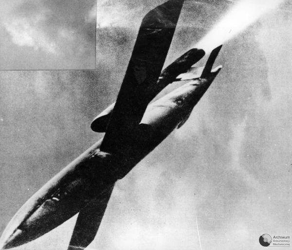 飛行中的 V-1 「嗡嗡炸彈」。 圖片來源：Wikipedia