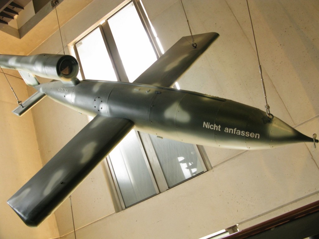 博物館內的 V-1 飛彈模型。可以看到外觀就像一架飛機，但裡面填滿的是炸藥。 圖片來源：Wikipedia