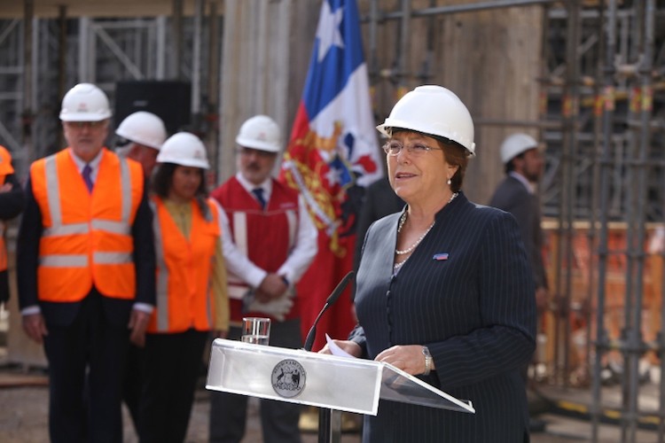 智利總統 Michelle Bachelet 宣布 de Santiago 地鐵將成為全球第一個主要靠再生能源營運的地鐵。圖片來源：SunPower Corp