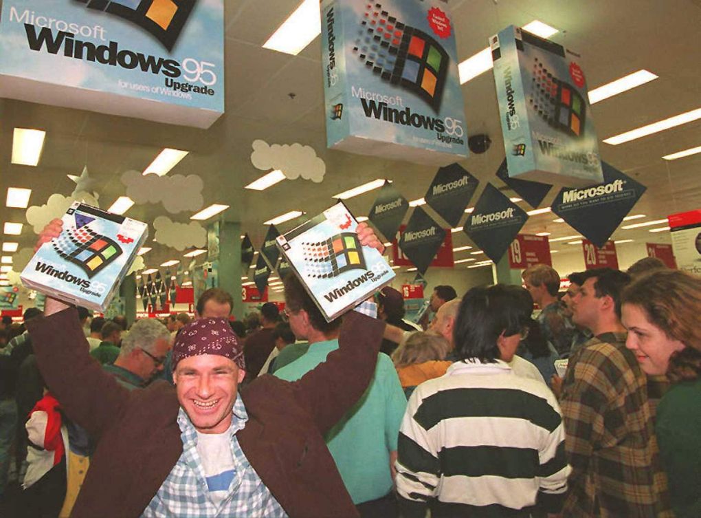 當初 Windows 95 上市派對的盛況。當時，微軟為了 Windows 95 大動作地舉辦各式宣傳、發售派對等等。Windows 98 上市時卻是安靜許多。 圖片來源：The verge