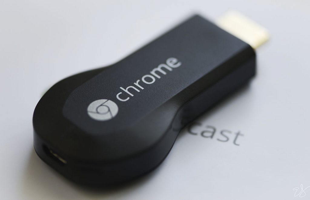 黑黑胖胖的 Chromecast（第一代）長的就像個隨身碟。 圖片來源：Wikipedia