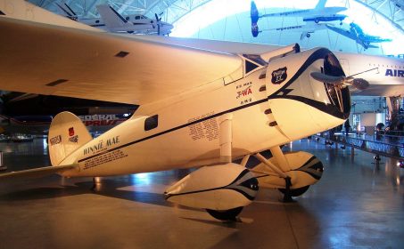波斯特兩次環繞世界時所駕駛的飛機「維尼梅」。線展示於史密松尼航天博物館。 圖片來源：Wikipedia